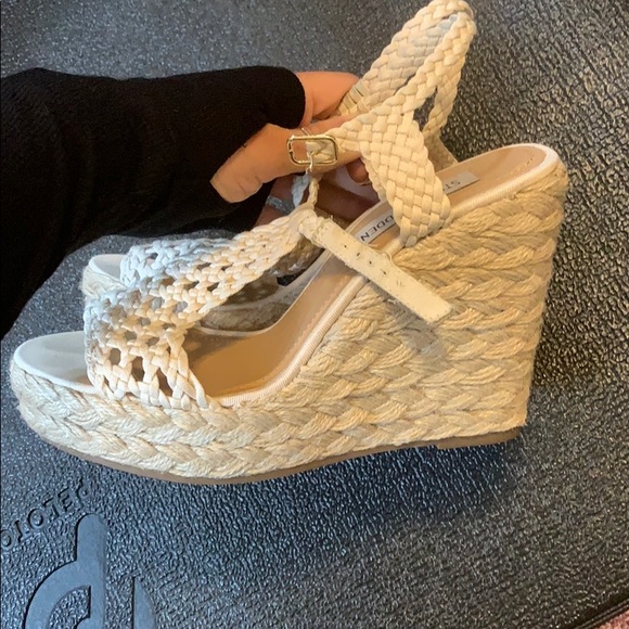Steve Madden Beige crochet knit wedges size 6.5 - Picture 2 of 3